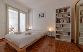 GRAND APPARTEMENT LUMINEUX POUR 2 à 4 PERSONNES A AVIGNON INTRA-MUROS WiFI GRATUIT