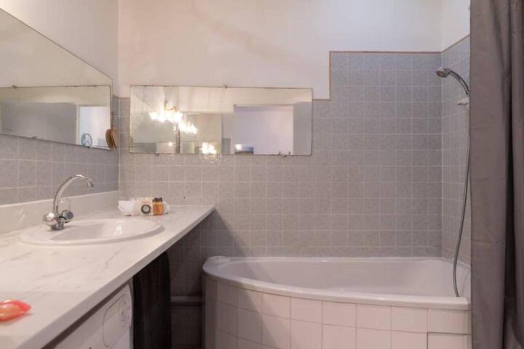 GRAND APPARTEMENT LUMINEUX POUR 2 à 4 PERSONNES A AVIGNON INTRA-MUROS WiFI GRATUIT Extérieur photo